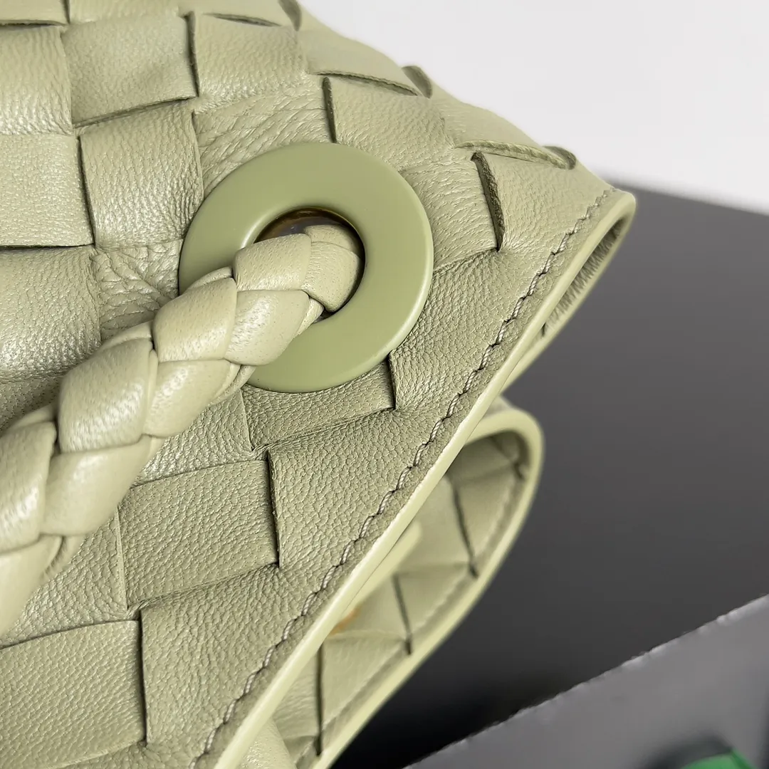 The 2023 new Andiamo batch of 2260 BV has been shipped‼ ️Really popular🔥The new Andiamo woven handbag launched by Bottega Veneta this season is really popular all over the world! ! Celebrities at home and abroad have worn it, and Oscar-winning actress Michelle Yeoh has taken it out on the street. Song Jia, Trai Yara, Yu Feihong, Sanji Ayaka, Rosie Hunting-Whiteley, Yoshioka Riho, etc. have all picked up this bag. It is classic and versatile, showing off its temperament, and the bag capacity is also large, which is very convenient for daily commuting! ! A variety of carrying methods, the shoulder straps can be adjusted by yourself, the original lambskin feels soft and delicate, and the unisex style breaks the gender boundaries and brings a more practical and long-lasting use experience. Andiamo, which has both elegant and casual styles, perfectly interprets the true appearance of "fashionable old money style". Style number: 743572 Size: 32*24*12